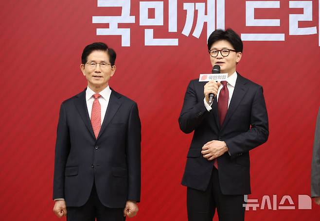 [서울=뉴시스] 고승민 기자 = 29일 서울 여의도 국민의힘 당사에서 열린 제21대 대통령 후보자 국민의힘 3차 경선 진출자 발표 행사에서 한동훈 후보가 진출 후 소감을 밝히고 있다. 2025.04.29. kkssmm99@newsis.com