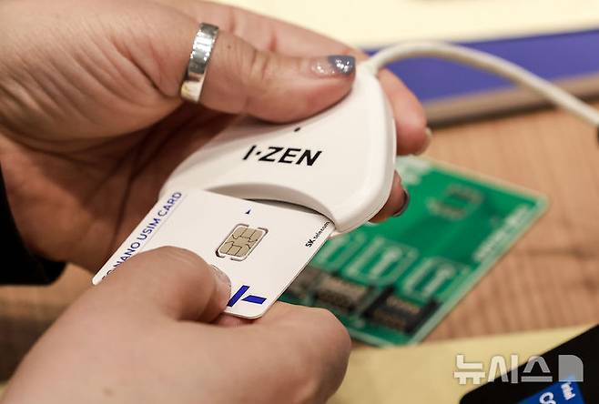 [서울=뉴시스] 정병혁 기자 = 25일 서울시내 SK텔레콤 매장인 T월드를 찾은 고객들이 유심 카드를 교체하고 있다. SK텔레콤은 최근 발생한 가입자 유심 정보 유출 사고와 관련해 유심 무료 교체를 실시한다. SK텔레콤은 오는 28일 오전 10시부터 가입자들에게 유심(eSIM 포함) 무료 교체서비스를 제공할 예정이다. 유심 교체를 희망하는 모든 가입자를 대상으로 진행되며, 전국 T월드 매장과 공항 로밍센터에서 이뤄진다. 교체 대상은 지난 18일 자정 기준 이동통신 가입자(1회 한정)로 일부 워치 및 키즈폰 등은 제외된다. 또 지난 19일부터 오는 27일까지 자비로 유심을 교체한 가입자에게는 소급 적용이 된다. 가입자가 이미 납부한 유심 교체 비용은 별도로 환급된다.2025.04.25. jhope@newsis.com