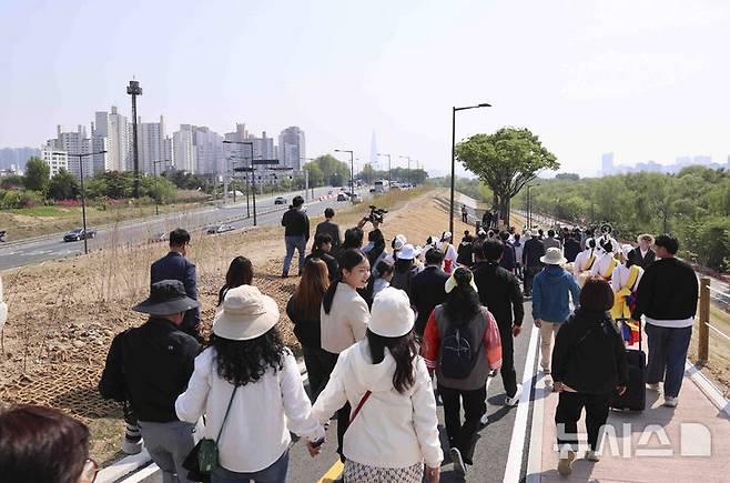 [서울=뉴시스] 김근수 기자 = 암사 초록길 개통식이 열린 29일 서울 강동구 암사 초록길에서 시민들이 나들이를 즐기고 있다. 2025.04.29. ks@newsis.com