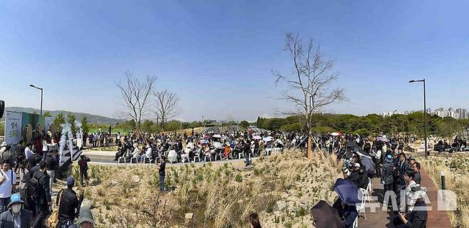 [서울=뉴시스] 김근수 기자 = 암사 초록길 개통식이 열린 29일 서울 강동구 암사 초록길에서 시민들이 나들이를 즐기고 있다. 2025.04.29. ks@newsis.com