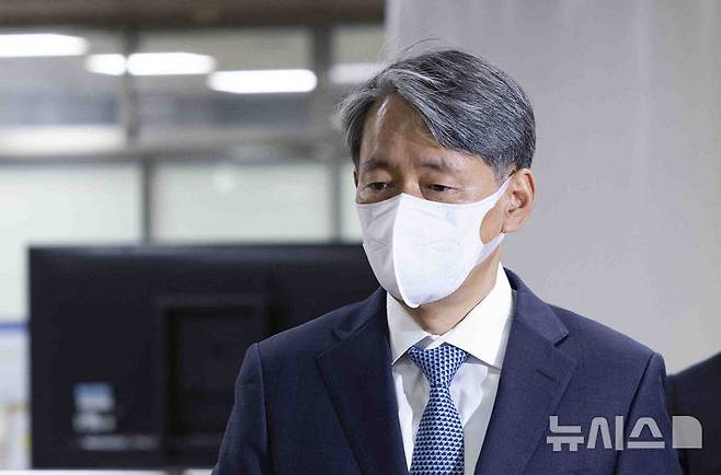 [서울=뉴시스] 김근수 기자 = '12·3 비상계엄' 사태 관련 내란중요임무종사 등 혐의로 기소된 조지호 전 경찰청장이 지난 16일 오전 서울 서초구 서울중앙지방법원에서 열린 공판에 출석하고 있다 2025.04.29. ks@newsis.com