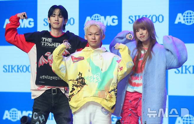 [서울=뉴시스] 김혜진 기자 = 그룹 식구(왼쪽부터 요시, 구민재, 이백)가 29일 오후 서울 강남구 일지아트홀에서 열린 데뷔 앨범 '간 (間)' 발매 기념 쇼케이스에서 포즈를 취하고 있다.타이틀곡 '방앗간'은 가짜 래퍼들과의 싸움을 끝낸 후 승리의 기쁨을 만끽하는 식구의 모습을 그린 곡이다. 2025.04.29. jini@newsis.com