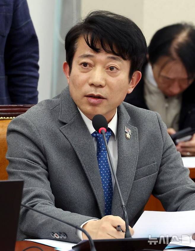 [서울=뉴시스] 조성봉 기자= 이강일 더불어민주당 의원이 19일 오전 서울 여의도 국회에서 열린 정무위원회 전체회의에서 질의를 하고 있다. 2025.02.19. suncho21@newsis.com