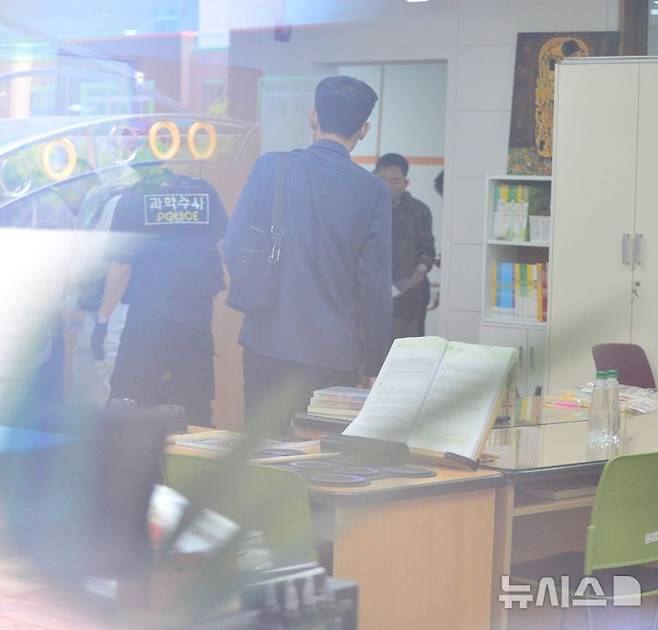 [청주=뉴시스] 서주영 기자 = 28일 흉기 난동 사건이 발생한 충북 청주의 한 고등학교에서 경찰이 현장을 살펴보고 있다. 2025.04.28. juyeong@newsis.com