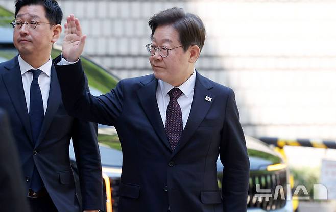 [서울=뉴시스] 추상철 기자 = 이재명 더불어민주당 제21대 대통령 선거 후보가 29일 오전 서울 서초구 서울중앙지방법원에서 '대장동 배임 및 성남FC 뇌물 의혹' 혐의와 관련 공판에 출석하고 있다. 2025.04.29. scchoo@newsis.com