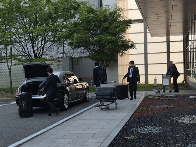 [서울=뉴시스] 이주혜 기자 = 29일 서울 강서구 서울김포비즈니스항공센터(SGBAC)에서 관계자들이 도널드 트럼프 미국 대통령의 장남인 트럼프 주니어 일행의 짐을 차량에 싣고 있다. 2025.04.29. *재판매 및 DB 금지