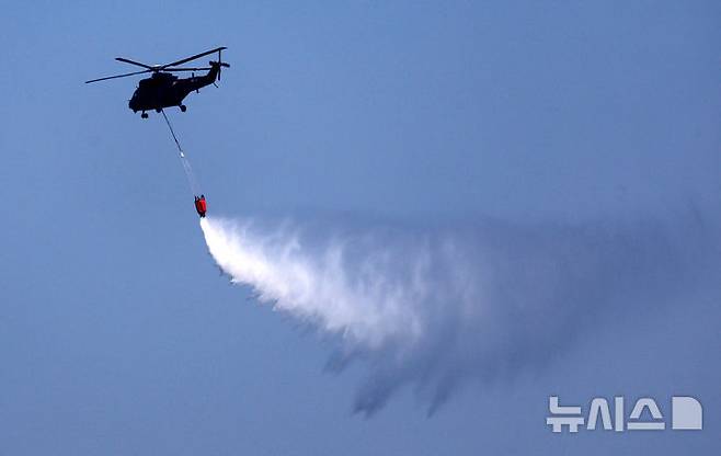 [대구=뉴시스] 이무열 기자 = 대구 북구 함지산 산불 이틀째인 29일 대구 북구 산불 현장에서 헬기가 진화작업을 하고 있다. 2025.04.29. lmy@newsis.com