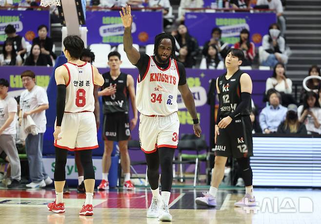 [수원=뉴시스] 황준선 기자 = 29일 오후 경기 수원시 권선구 KT소닉붐아레나에서 열린 2024~2025 프로농구 4강 플레이오프 수원KT와 서울SK의 4차전, SK 자밀 워니가 득점한 뒤 기뻐하고 있다. 2025.04.29. hwang@newsis.com