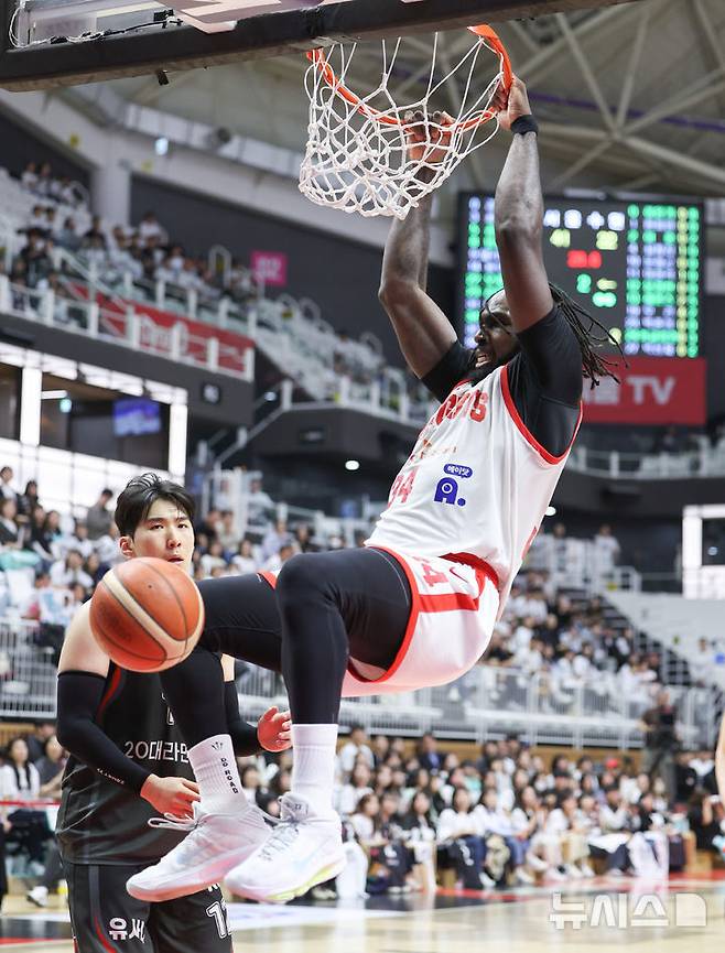 [수원=뉴시스] 황준선 기자 = 29일 오후 경기 수원시 권선구 KT소닉붐아레나에서 열린 2024~2025 프로농구 4강 플레이오프 수원KT와 서울SK의 4차전, SK 자밀 워니가 덩크슛을 성공시키고 있다. 2025.04.29. hwang@newsis.com