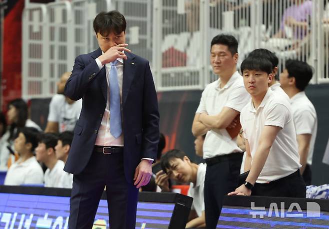 [수원=뉴시스] 황준선 기자 = 29일 오후 경기 수원시 권선구 KT소닉붐아레나에서 열린 2024~2025 프로농구 4강 플레이오프 수원KT와 서울SK의 4차전, KT 송영진 감독이 생각에 잠겨 있다. 2025.04.29. hwang@newsis.com