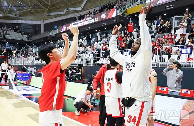 [수원=뉴시스] 황준선 기자 = 29일 오후 경기 수원시 권선구 KT소닉붐아레나에서 열린 2024~2025 프로농구 4강 플레이오프 수원KT와 서울SK의 4차전, 57-69로 승리한 SK 자밀 워니가 문가온과 기쁨을 나누고 있다. 2025.04.29. hwang@newsis.com