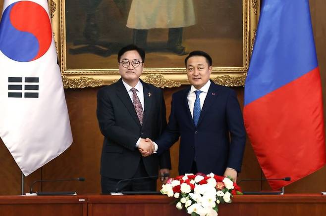 우원식 국회의장이 28일(현지시각) 몽골의 수도 울란바토르에서 아마르바야스갈랑 몽골 국회의장과 만나 악수를 하고 있다. (사진=국회의장실 제공) *재판매 및 DB 금지