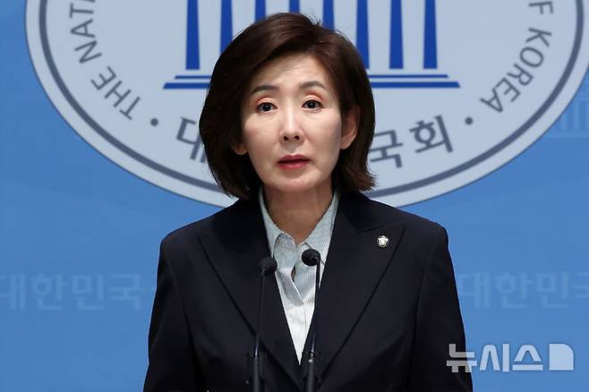 [서울=뉴시스] 조성우 기자 = 나경원 제21대 대통령 선거 국민의힘 경선 후보가 22일 오후 서울 여의도 국회 소통관에서  부산, 울산, 경남 지역 관련 공약을 발표하고 있다. 2025.04.22. xconfind@newsis.com