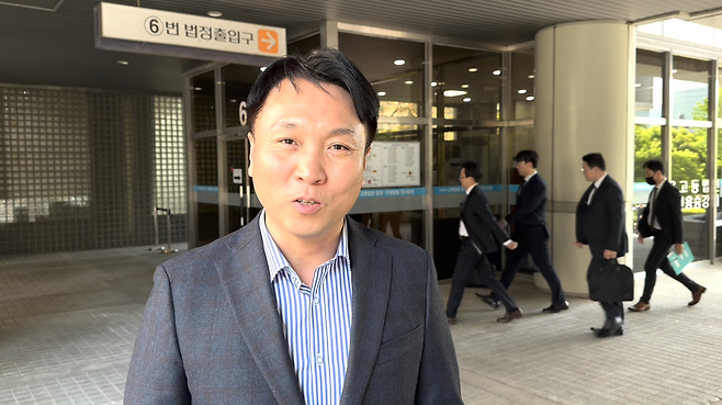 ▲ 2025년 4월 28일 ‘뉴스타파 v. 윤석열’ 사건 봉지욱 기자 2차 공판준비기일 법정 앞. 봉지욱 기자 뒤로 공판 담당 검사들이 지나가고 있다.