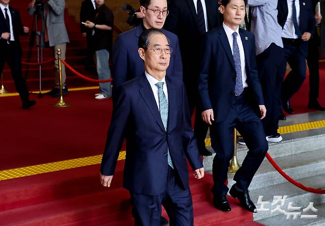 한덕수 대통령 권한대행 국무총리가 24일 오전 서울 여의도 국회에서 2025년도 제1회 추경예산안에 대한 정부 시정연설을 마치고 국회를 나서고 있다. 윤창원 기자