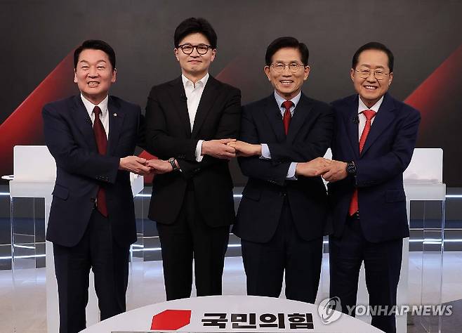 (서울=연합뉴스) 26일 서울 중구 매경미디어센터에서 열린 국민의힘 대통령 선거 제2차 경선 후보자 토론회에서 경선 후보들이 토론에 앞서 기념 촬영을 하고 있다. 왼쪽부터 안철수, 한동훈, 김문수, 홍준표 경선 후보. 2025.4.26 [국회사진기자단] photo@yna.co.kr 연합뉴스