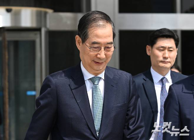 한덕수 대통령 권한대행 국무총리가 24일 오전 서울 여의도 국회에서 2025년도 제1회 추경예산안에 대한 정부 시정연설을 마치고 국회를 나서고 있다. 윤창원 기자