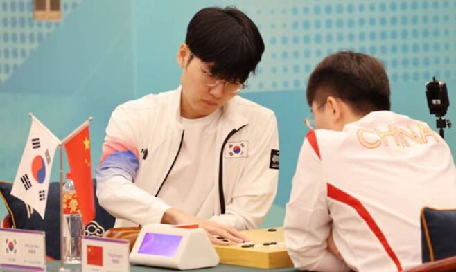 지난 2023년 10월 3일 중국 저장성 중국기원 분원에서 열린 19회 항저우 아시안게임 바둑 남자단체 결승전에서 한국 신진서가 중국 양딩신과 대국하고 있다. 연합뉴스