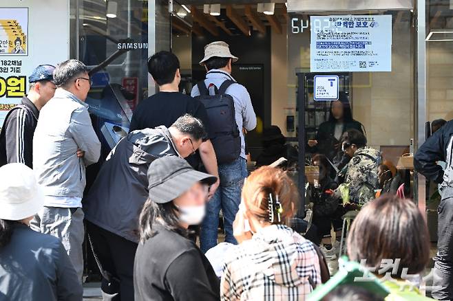 가입자 유심(USIM) 정보를 탈취당한 SK텔레콤이 유심 무료교체 서비스를 시작한 가운데 28일 오전 서울 시내 한 SKT 대리점에서 유심 교체를 하기 위한 이용자들이 줄을 서 기다리고 있다. SK텔레콤이 확보한 유심은 현재 100만 개 정도로, 가입자 2300만 명에 비하면 턱없이 부족한 수준이다. 류영주 기자