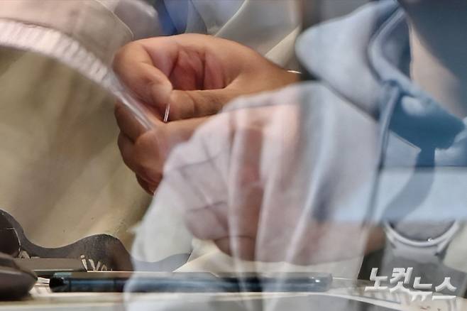 지난 28일 서울 시내 한 SKT 대리점에서 유심 교체를 하기 위한 이용자들이 줄을 서 기다리고 있다. 류영주 기자