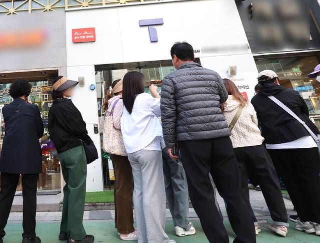 서울 시내 한 SKT 대리점에서 시민들이 유심 교체를 위해 줄을 서 차례를 기다리고 있다. 연합뉴스