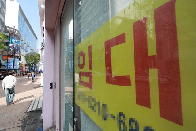 20일 서울 명동거리 한 상가가 비어 있는 모습. 연합뉴스