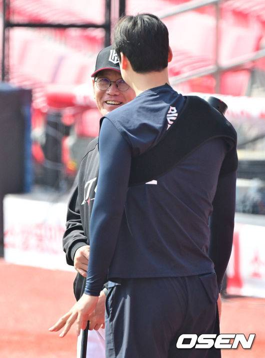 [OSEN=수원, 박준형 기자] 22일 수원KT위즈파크에서 ‘2025 신한 SOL BANK KBO리그’ KT 위즈와 한화 이글스의 개막전을 앞두고 한화로 이적한 엄상백이 이강철 KT 감독에게 인사를 하고 있다.   2025.03.22 / soul1014@osen.co.kr