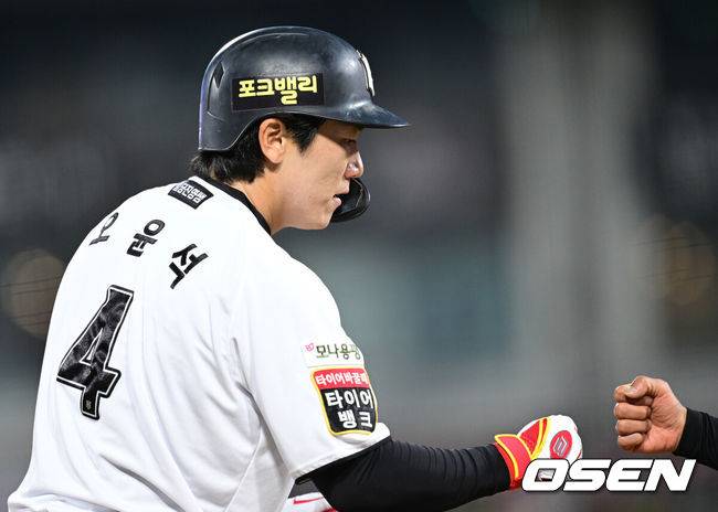 [OSEN=수원, 최규한 기자] 26일 오후 경기도 수원 KT위즈파크에서 ‘2025 신한 SOL Bank KBO리그’ KT 위즈와 두산 베어스의 경기가 열렸다.홈팀 KT는 소형준, 방문팀 두산은 최승용을 선발로 내세웠다.2회말 2사 1루 상황 KT 오윤석이 1타점 동점 우중간 2루타를 날리고 상대 수비를 틈타 3루까지 진루한 뒤 기뻐하고 있다. 2025.03.26 / dreamer@osen.co.kr