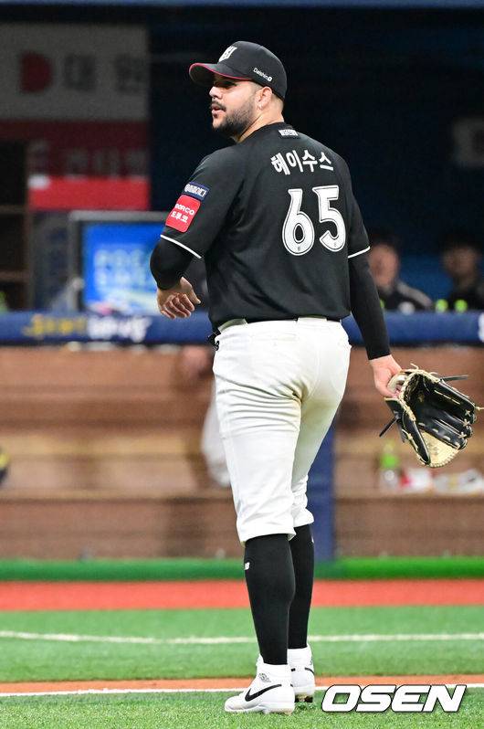 [OSEN=고척, 민경훈 기자] 18일 오후 서울 고척스카이돔에서 ‘2025 신한 SOL BANK KBO리그’ 키움 히어로즈와 KT 위즈의 경기가 진행됐다.이날 키움은 전준표를, KT는 헤이수스를 선발투수로 내세웠다. 5회말 2사 주자 1루 키움 임지열 타석에서 KT 선발 헤이수스가 교체되고 있다. 2025.04.18 / rumi@osen.co.kr