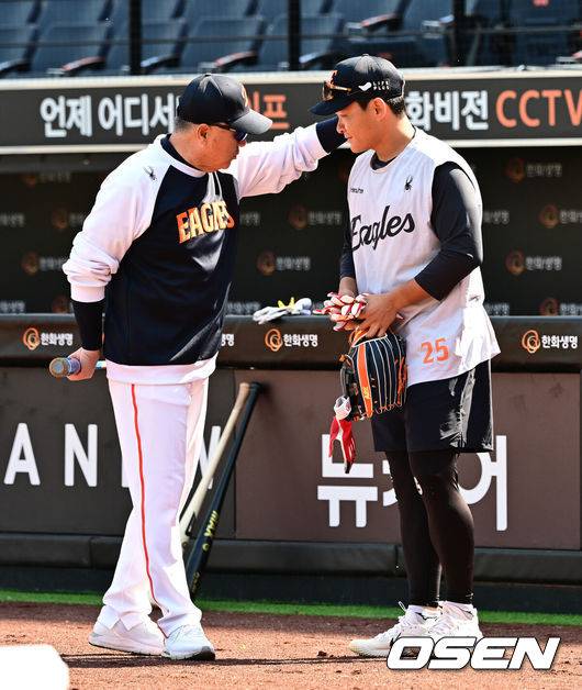 [OSEN=대전, 지형준 기자] 29일 대전 한화생명볼파크에서 2025 신한 SOL Bank KBO리그 한화 이글스와 LG 트윈스의 경기가 열렸다.이날 한화는 우완 라이언 와이스, LG는 좌완 송승기가 선발로 나섰다. 경기에 앞서 한화 김경문 감독과 김태연이 이야기를 나누고 있다. 2025.04.29 /jpnews@osen.co.kr