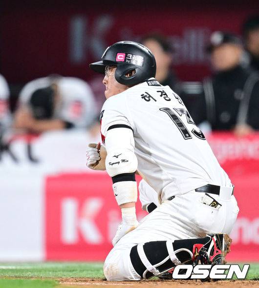 [OSEN=수원, 최규한 기자] 26일 오후 경기도 수원 KT위즈파크에서 ‘2025 신한 SOL Bank KBO리그’ KT 위즈와 두산 베어스의 경기가 열렸다.홈팀 KT는 소형준, 방문팀 두산은 최승용을 선발로 내세웠다.7회말 1사 2루 상황 KT 허경민이 유격수 직선타로 아웃된 뒤 아쉬워하고 있다. 2025.03.26 / dreamer@osen.co.kr