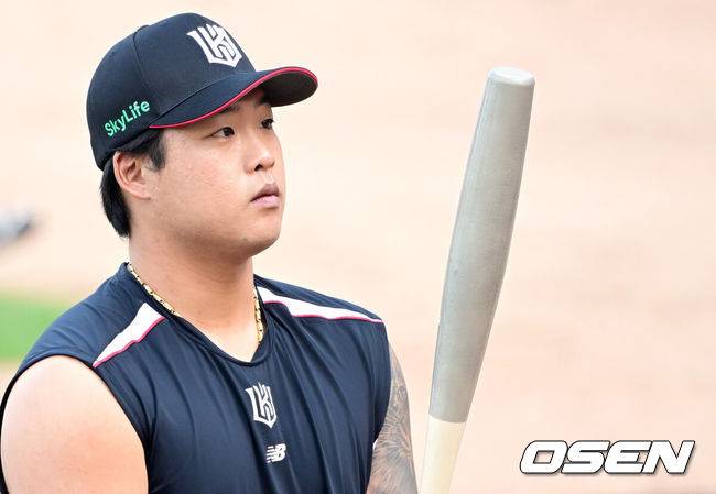 [OSEN=광주, 최규한 기자] 17일 오후 광주-기아 챔피언스필드에서 ‘2025 신한 SOL Bank KBO리그’ KIA 타이거즈와 KT 위즈의 경기가 열린다.홈팀 KIA는 양현종, 방문팀 KT는 윌리엄 쿠에바스를 선발투수로 내세운다.경기를 앞두고 진행된 훈련에서 KT 강백호가 어뢰 배트를 들어보고 있다. 이 어뢰 배트는 방망이 제작 업체가 테스트용으로 KIA 구단에 제공했다고 KIA 관계자는 전했다. 2025.04.17 /