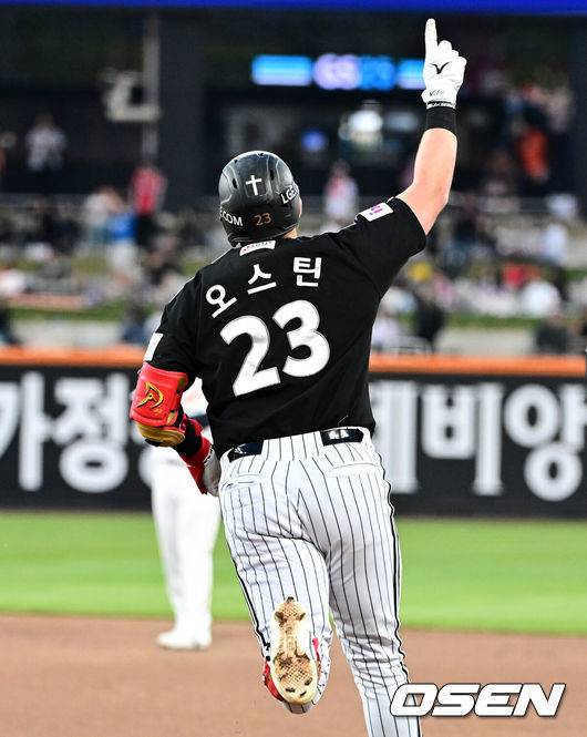 [OSEN=대전, 지형준 기자] 29일 대전 한화생명볼파크에서 2025 신한 SOL Bank KBO리그 한화 이글스와 LG 트윈스의 경기가 열렸다.이날 한화는 우완 라이언 와이스, LG는 좌완 송승기가 선발로 나섰다. 3회초 1사 1루에서 LG 오스틴이 역전 좌월 투런포를 날리며 기뻐하고 있다. 2025.04.29 /jpnews@osen.co.kr