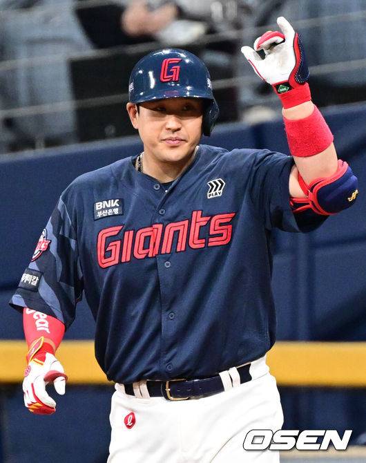 [OSEN=고척, 조은정 기자]29일 오후 서울 고척스카이돔에서 ‘2025 신한 SOL BANK KBO리그’  키움 히어로즈와 롯데 자이언츠의 경기가 진행됐다.이날 경기에서 키움은 김윤하를, 롯데는 반즈를 선발투수로 내세웠다.4회초 2사 롯데 유강남이 안타를 날린 뒤 세리머니를 하고 있다. 2025.04.29 /cej@osen.co.kr