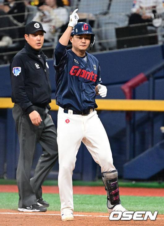 [OSEN=고척, 조은정 기자]29일 오후 서울 고척스카이돔에서 ‘2025 신한 SOL BANK KBO리그’  키움 히어로즈와 롯데 자이언츠의 경기가 진행됐다.이날 경기에서 키움은 김윤하를, 롯데는 반즈를 선발투수로 내세웠다.6회초 1사 롯데 손호영이 안타 세리머니를 하고 있다. 2025.04.29 /cej@osen.co.kr