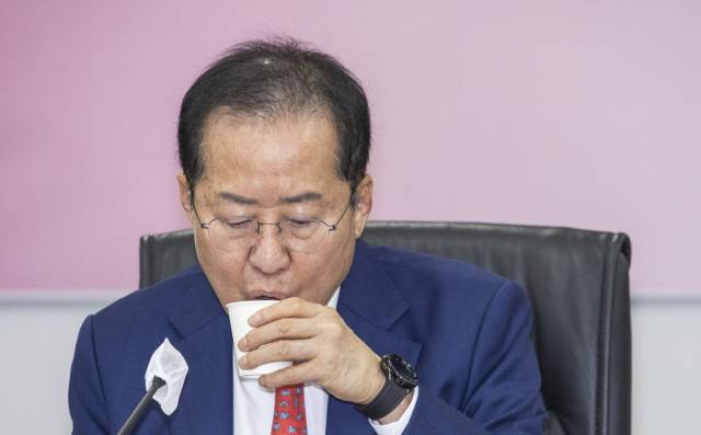 ▲홍준표 국민의힘 대선 후보가 28일 서울 여의도 중소기업중앙회를 방문해 가진 정책간담회 도중 물을 마시고 있다. ⓒ연합뉴스