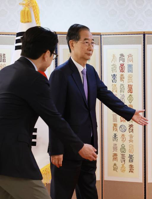 한덕수 대통령 권한대행 국무총리가 29일 정부서울청사에서 열린 재외공관장 신임장 수여식을 마친 뒤 환담장으로 이동하고 있다. 연합뉴스