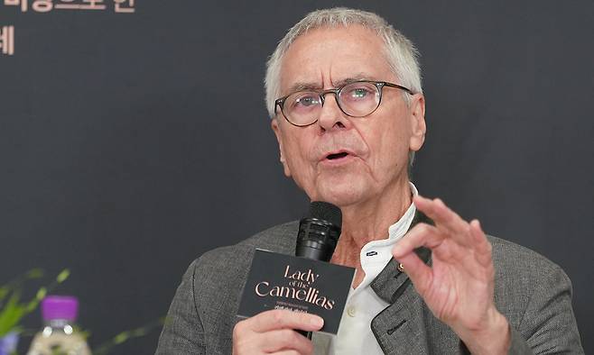 국립발레단 무대에서&nbsp;‘카멜리아 레이디’를 올리는 안무가 존 노이마이어가 29일 서울 예술의전당에서 열린 기자간담회에서 자신의 작품세계를 설명하고 있다. 국립발레단 제공