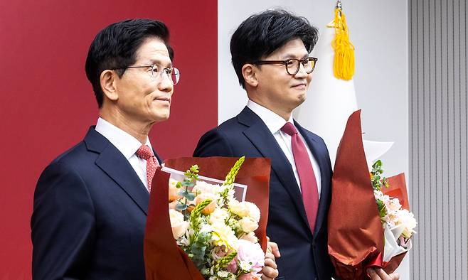 김문수 국민의힘 대선 경선 후보(왼쪽)와&nbsp;한동훈 후보가&nbsp;29일 서울 여의도 중앙당사에서 열린 제21대 대통령후보자 선출을 위한 3차 경선 진출자 발표에서 결과 발표 후 꽃다발을 들고 기념촬영을 하고 있다. 뉴시스