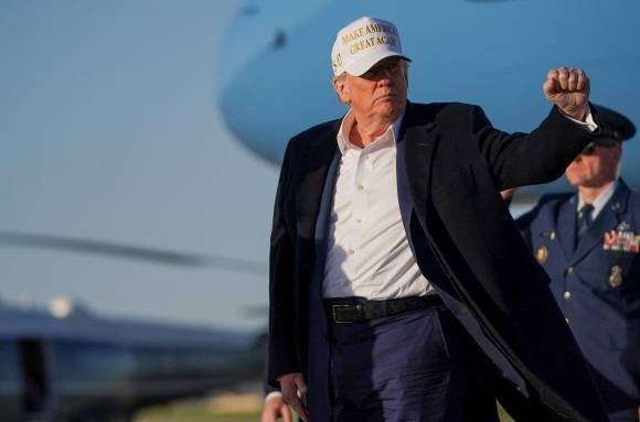 트럼프, 오늘도 주먹 불끈 - 도널드 트럼프 미국 대통령이 27일(현지시간) 워싱턴DC 인근 메릴랜드주 앤드루스 합동기지에서 카메라를 향해 주먹을 불끈 쥐는 포즈를 취하고 있다. 집권 2기 취임 100일을 앞둔 트럼프 대통령의 지지율이 최근 80년간 역대 대통령 가운데 가장 낮다는 여론조사 결과가 나오면서 그의 정책 행보에 ‘빨간불’이 켜졌다. 앤드루스 합동기지 로이터 연합뉴스