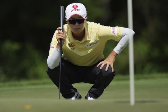 김효주가 28일(한국시간) 미국 텍사스주 우들랜즈의 더 클럽 칼턴 우즈 잭 니클라우스 시그니처 코스에서 열린 미국여자프로골프(LPGA) 투어 2025 시즌 첫 메이저 대회 셰브론 챔피언십 최종 4라운드 16번 홀에서 퍼팅 라인을 살펴보고 있다. ﻿ 우들랜즈 AP 연합뉴스