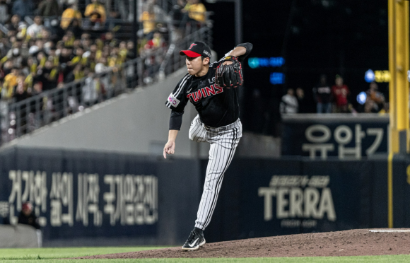 LG 트윈스 박명근이 25일 광주 기아챔피언스필드에서 열린 2025 KBO리그 정규시즌 KIA 타이거즈와의 원정 경기에서 공을 던지고 있다. LG 트윈스 제공