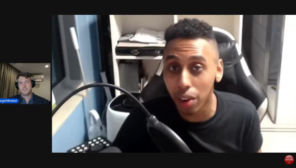 ‘평화의 소녀상’에 입을 맞추는 등 민폐 행동을 저지르고 이를 영상으로 공개해 유튜브 등에서 수익을 벌어들이는 미국인 유튜버 조니 소말리(오른쪽)가 이번에는 한국에 성병을 퍼트리겠다고 협박한 사실이 뒤늦게 알려졌다. 유튜브 채널 ‘리걸 마인드셋’(Legal Mindset) 캡처