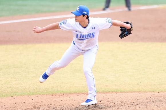 삼성 라이온즈 오승환이 9일 경산 삼성라이온즈볼파크에서 열린 2025 KBO 퓨처스 리그 kt 위즈와의 경기에서 공을 던지고 있다. 삼성 라이온즈 제공