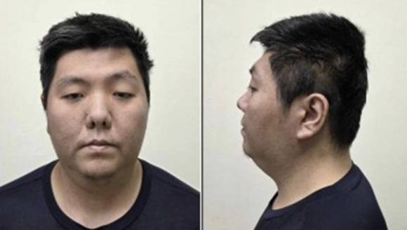 22일 서울 강북구 미아역 인근 마트에서 진열돼있던 흉기의 포장지를 뜯고 휘둘러 60대 여성 한 명을 살해하고 40대 여성 한 명을 다치게 한 혐의로 현행범 체포된 32세 김성진. 경찰 제공