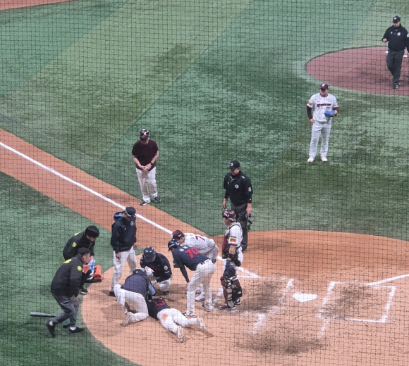 29일 서울 고척돔에서 열린 롯데 자이언츠와 키움 히어로즈전에서 7회 롯데 전민재가 키움 양지율이 던진 공에 머리 부위를 맞고 쓰러져있다. 한동안 일어나지 못하고 발을 구르며 고통을 호소하던 전민재는 응급차를 타고 인근 병원으로 이송됐다. 박성국 기자