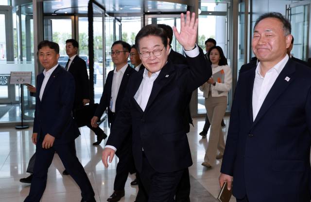 이재명 더불어민주당 대선 후보가 28일 경기 이천시 SK하이닉스를 방문해 간담회장으로 이동하고 있다. 국회사진기자단 2025.04.28