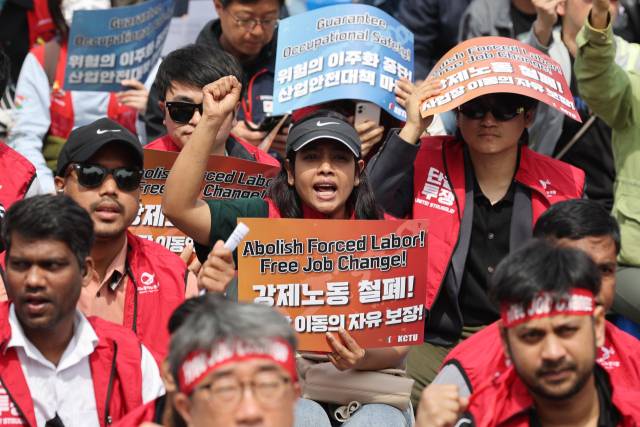 민주노총, 금속노조, 이주노조 등 조합원들이 27일 서울 종로구 보신각 일대에서 열린 '2025 세계 노동절, 이주노동자 메이데이' 집회에서 이주노동자 강제노동 철폐, 위험의 이주화 중단 등을 촉구하고 있다. 연합뉴스