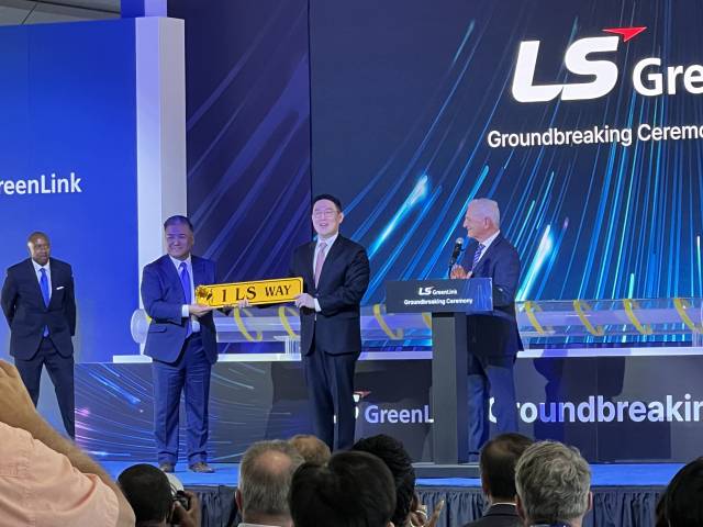 구본규 LS전선 대표이사가 28일(현지 시간) 버지니아주 체사피크시에서 열린 해저케이블 제조공장 착공식에서 체사피크시로부터 받은 ‘1 LS WAY’ 표지판을 들어보이고 있다. 이태규특파원