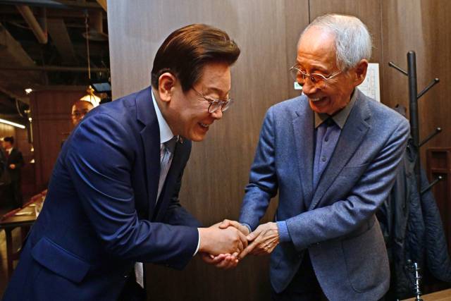 이재명(왼쪽) 더불어민주당 대선 후보가 지난해 10월 30일 서울 여의도 모처에서 윤여준 전 환경부 장관과 오찬 회동을 갖고 인사하고 있다. 뉴스1